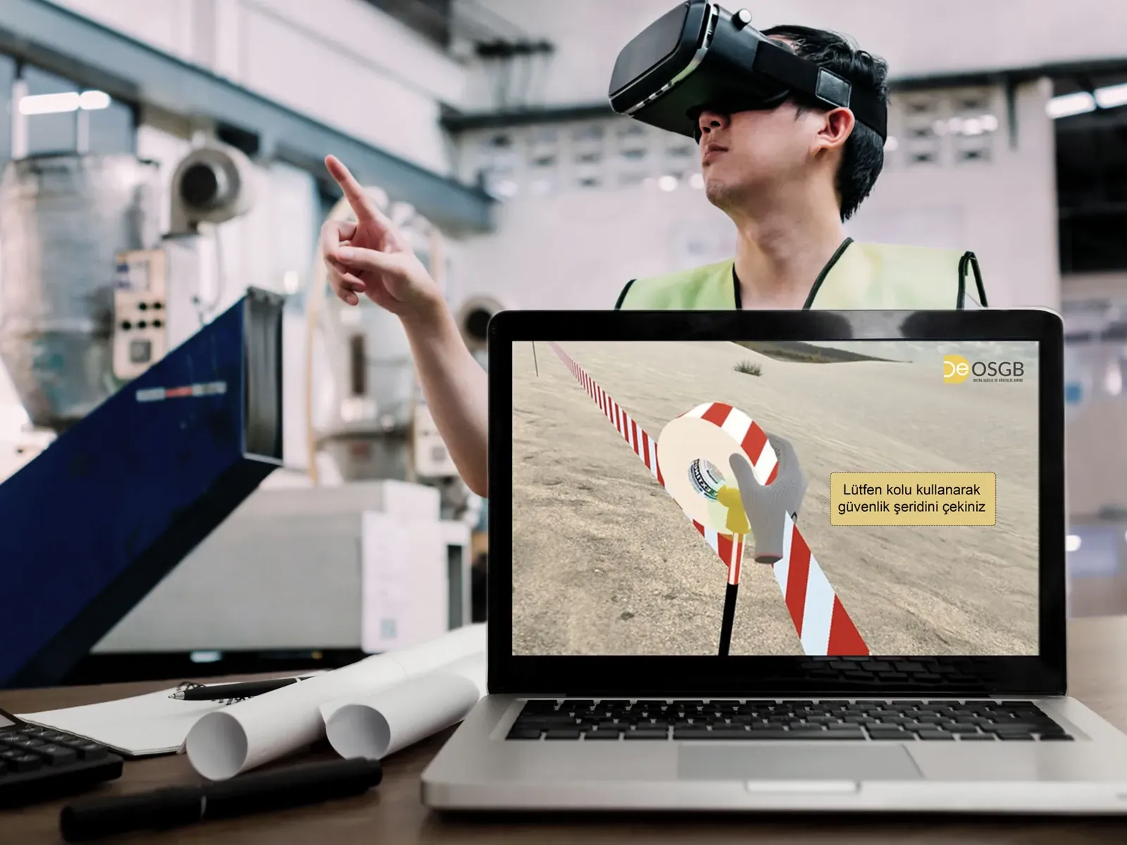 VR başlıkla güvenli ortamda risk senaryosu deneyimleyen çalışan